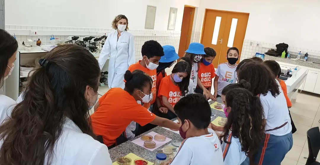 Estudantes participando de atividade prática de microbiologia