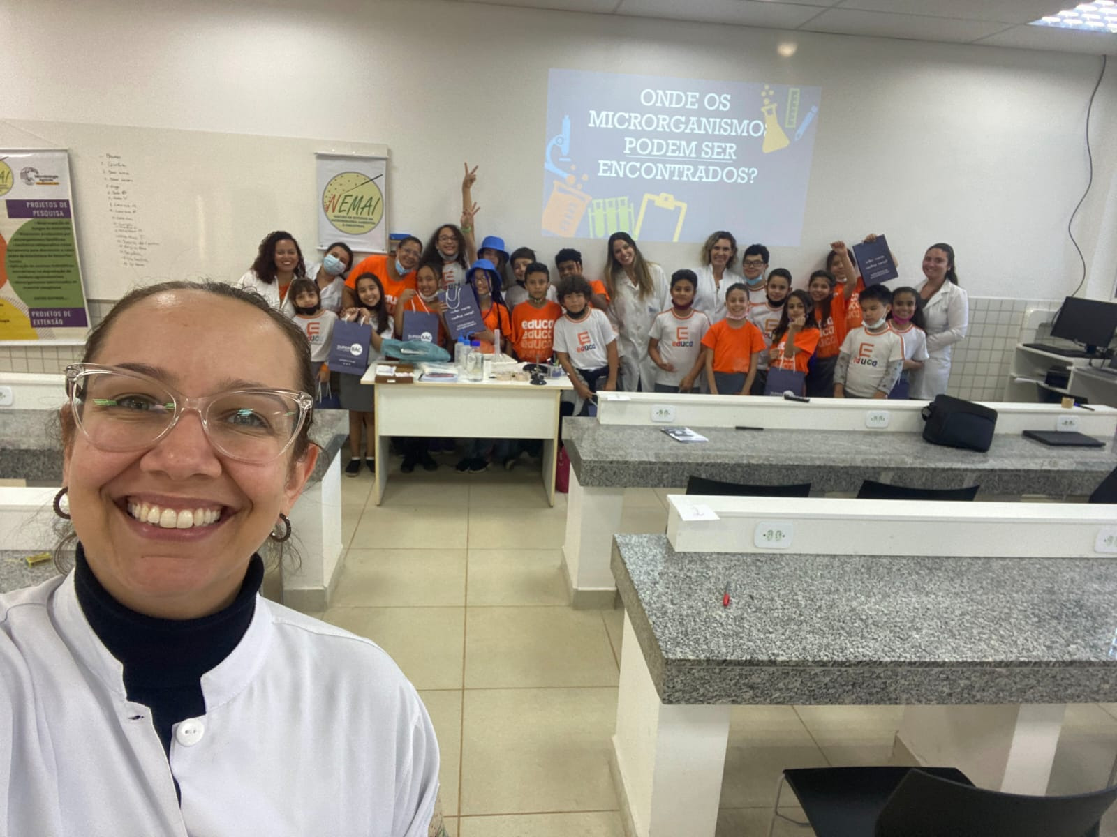Estudantes e integrantes do projeto durante atividade de extensão