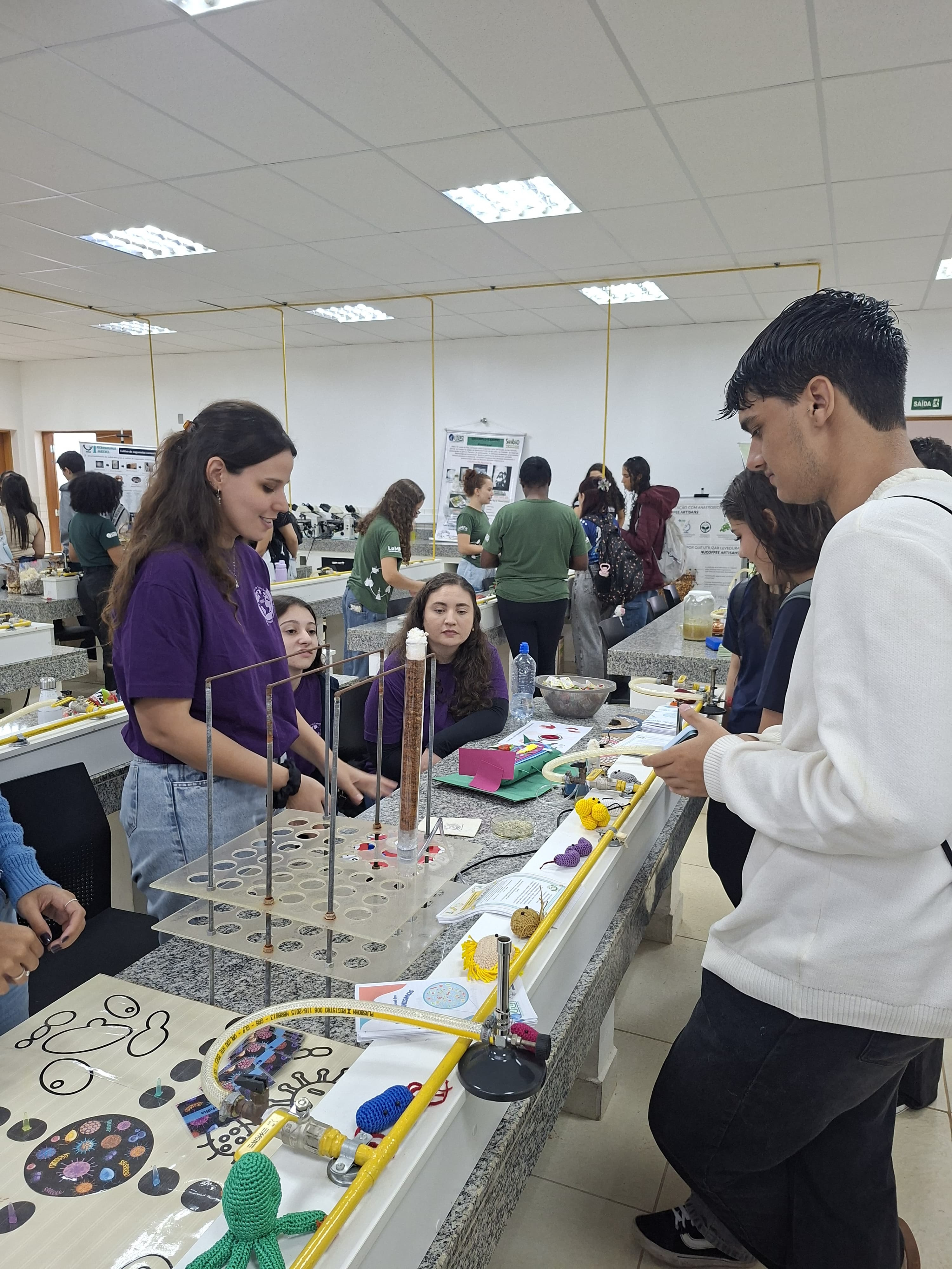 Atividade de divulgação científica em laboratório com estudantes